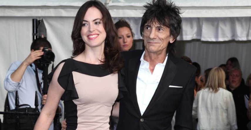 Stigle blizanke: Slavni gitarist Rolling Stonesa postao tata u 69. godini